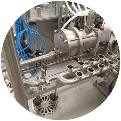 Système de tuyauterie en acier inoxydable avec pompe et connexions.